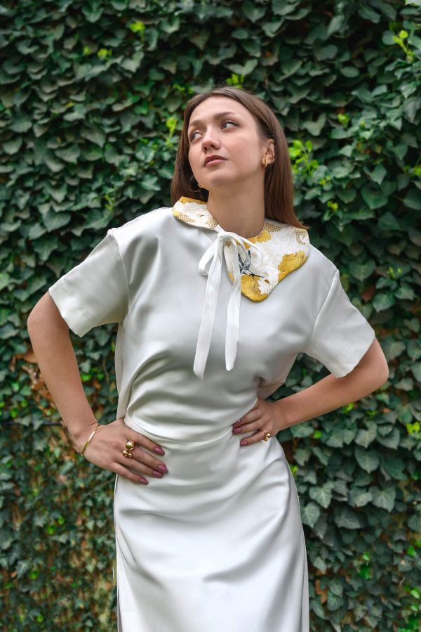 Out of Stock: Асиметрична подвижна яка